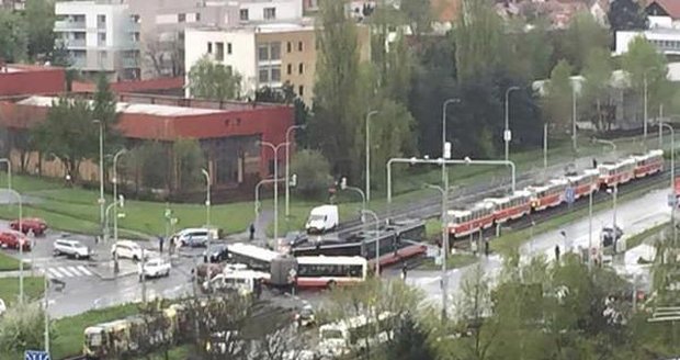 Neuvěřitelná nehoda v Modřanech - na místo mířilo sedm sanitek!