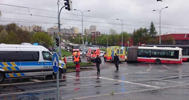 Velká nehoda tramvaje a autobusu v Modřanech: Na místo vyjelo sedm sanitek!