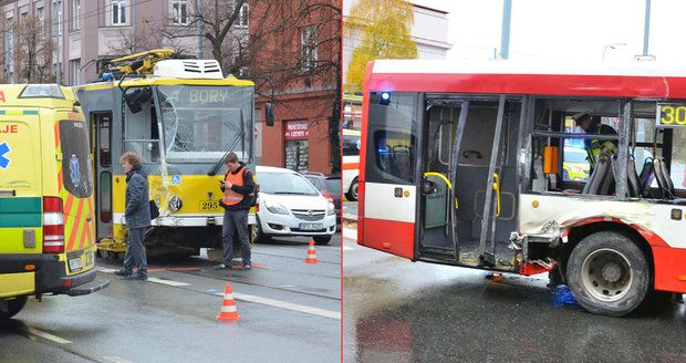 Vzduchem létali lidé, kusy plechu i sklo: Při srážce tramvaje a autobusu v Plzni 17 zraněných