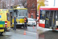 Vzduchem létali lidé, kusy plechu i sklo: Při srážce tramvaje a autobusu v Plzni 17 zraněných