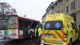 Srážka autobusu MHD s tramvají v Plzni, 17 zraněných lidí.