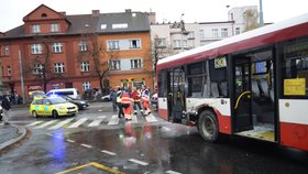 Srážka autobusu MHD s tramvají v Plzni, 17 zraněných lidí.