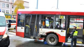 Srážka autobusu MHD s tramvají v Plzni, 17 zraněných lidí