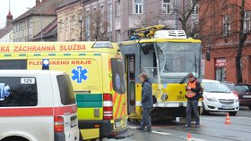 Srážka autobusu MHD s tramvají v Plzni, 17 zraněných lidí