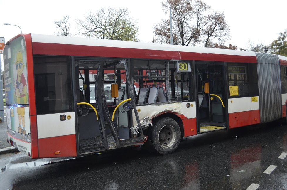 Srážka autobusu MHD s tramvají v Plzni, 17 zraněných lidí.