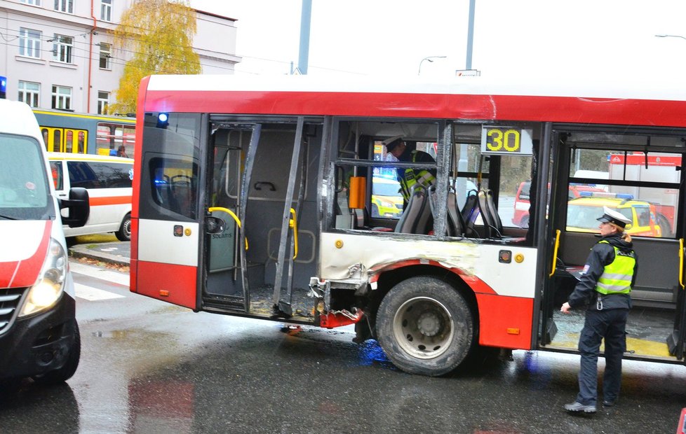 Srážka autobusu MHD s tramvají v Plzni, 17 zraněných lidí.