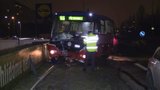 Řidič autobusu narazil v plné rychlosti do lampy: Její kusy odletěly 130 metrů daleko