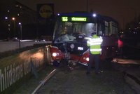 Řidič autobusu narazil v plné rychlosti do lampy: Její kusy odletěly 130 metrů daleko