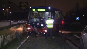 Nehoda autobusu v Tupolevově ulici. Nikdo nebyl zraněn. Kusy lampy letěly 130 metrů daleko.