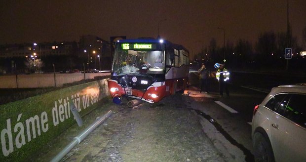 Nehoda autobusu v Tupolevově ulici. Nikdo nebyl zraněn. Kusy lampy letěly 130 metrů daleko.