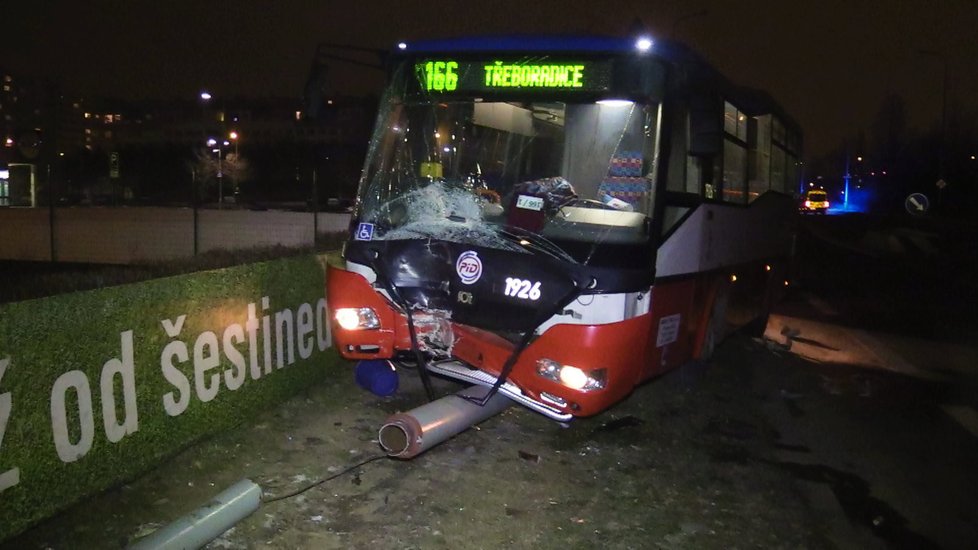 Nehoda autobusu v Tupolevově ulici. Nikdo nebyl zraněn. Kusy lampy letěly 130 metrů daleko.