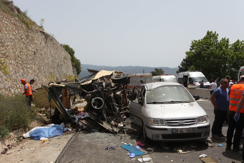 Nehoda autobusu na jihozápadě Turecka si vyžádala v minulosti 23 mrtvých.