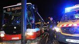 Autobus MHD po srážce s tramvají skončil v lampě: Zranili se tři lidé