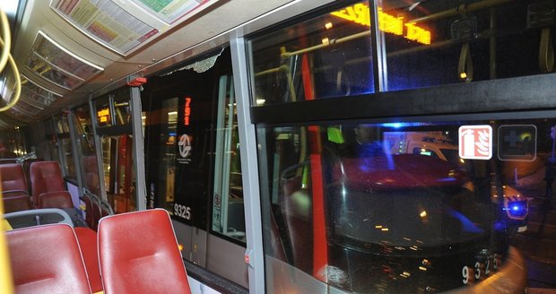 Hasiči zasahovali u nehody tramvaje a autobusu.