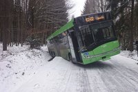 Na Děčínsku kvůli sněhu havaroval autobus. V Krkonoších hrozí laviny