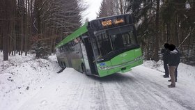 Na Děčínsku kvůli sněhu havaroval autobus. V Krkonoších hrozí laviny