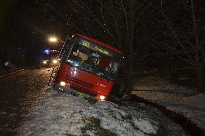 Autobus zůstal po nehodě na Benešovsku nebezpečně nakloněný nad strání.