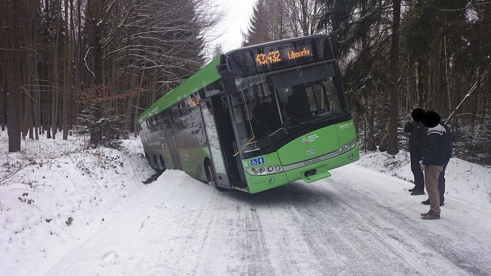 Autobus na Děčínsku skončil zadní částí vozu v příkopu.