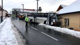 Autobus na Zlínsku narazil do domu: Devět lidí bylo zraněno, na vině je pravděpodobně náledí