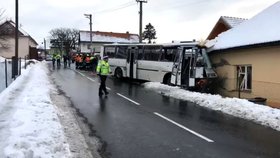 Autobus na Zlínsku narazil do domu: Devět lidí bylo zraněno, na vině je pravděpodobně náledí
