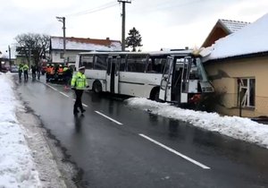 Autobus na Zlínsku narazil do domu: Devět lidí bylo zraněno, na vině je pravděpodobně náledí