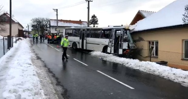 Autobus na Zlínsku narazil do domu: Devět lidí bylo zraněno, na vině je pravděpodobně náledí
