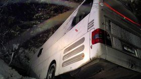Děsivá nehoda v Tatrách: Autobus po nehodě visel nad roklí
