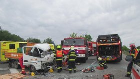 Vážná nehoda autobusu a dodávky na Zlínsku