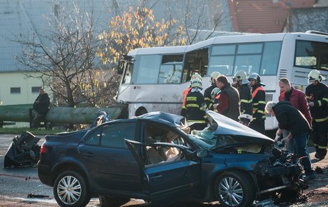 V renaultu zahynul šofér.