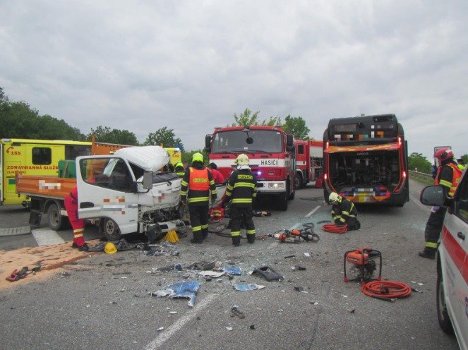 Vážná nehoda autobusu a dodávky na Zlínsku