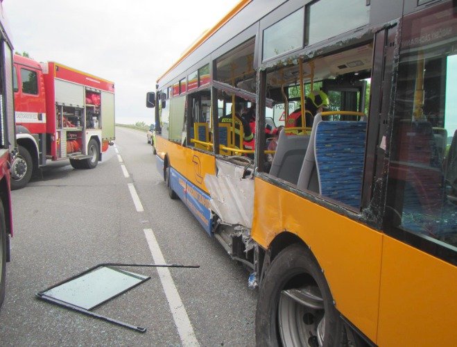 Vážná nehoda autobusu a dodávky na Zlínsku