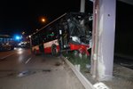Při noční nehodě autobusu MHD v Brně se zranilo 11 cestujících, z toho 3 těžce.