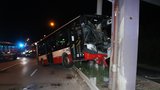 Noční nehoda autobusu v Brně, řidič trefil stožár trolejového vedení: 11 zraněných!