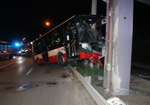 Při noční nehodě autobusu MHD v Brně se zranilo 11 cestujících, z toho 3 těžce.