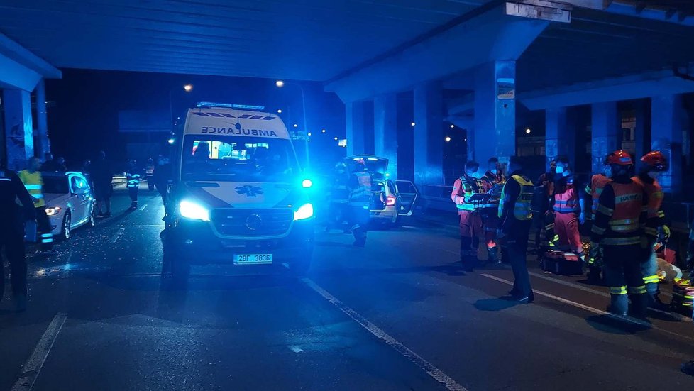 Při noční nehodě autobusu MHD v Brně se zranilo 11 cestujících, z toho tři těžce.