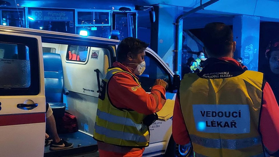 Při noční nehodě autobusu MHD v Brně se zranilo 11 cestujících, z toho tři těžce.