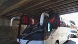 Výlet za všechny prachy: Litevský šofér zapasoval autobus pod most