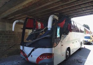 Řidič litevského autobusu v neděli napasoval vůz pod most v Ivanovicích na Hané.