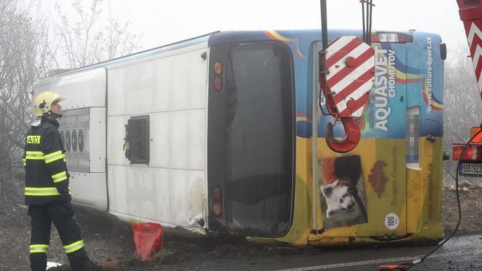 nehoda autobusu se školáky u Panenského Týnce