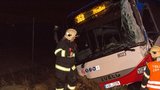 Nehoda dvou autobusů u Líbeznice: Po srážce jeden skončil v příkopu, vezly 27 cestujících