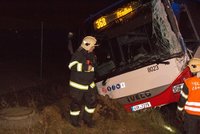 Nehoda dvou autobusů u Líbeznice: Po srážce jeden skončil v příkopu, vezly 27 cestujících