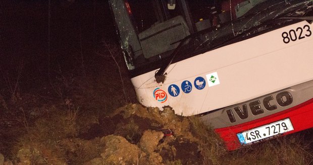 V Praze-východ se v pátek kolem 23. hodiny srazily dva autobusy, jeden skončil v příkopu.
