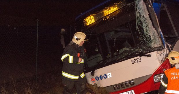 Nehoda dvou autobusů u Líbeznice: Po srážce jeden skončil v příkopu, vezly 27 cestujících