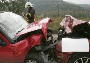 Tragická nehoda v Trutnově: Při srážce aut zemřel řidič (ilustrační foto)