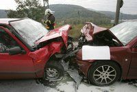 V Plzni na Roudné se čelně srazila dvě auta: Oba řidiči se vážně zranili!