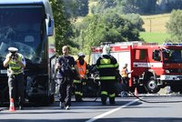 Ve Ždírci se srazil autobus s autem: Na místě je sedm zraněných