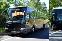 Auto na Karlovarsku nabouralo dva autobusy turistů: Posádka vozu zemřela na místě