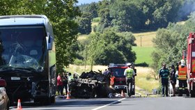 Na Karlovarsku narazilo auto do autobusů, posádka vozu zemřela