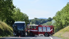 Na Karlovarsku narazilo auto do autobusů, posádka vozu zemřela.