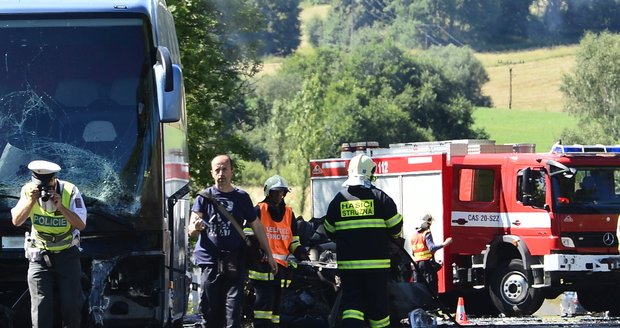 Ve Ždírci se srazil autobus s autem: Na místě je sedm zraněných (ilustrační foto)